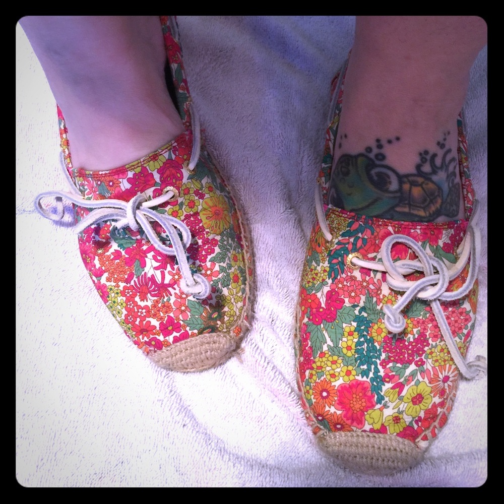 Flower SPERRY shoes ... ADORABLE .. EUC .. size 9